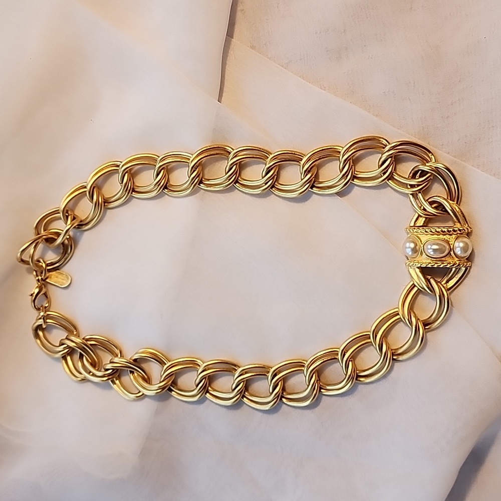 STYLISH MJ CARROLL GOLDTONE &FAUX PEARL NECKLACE PRE-OWNED